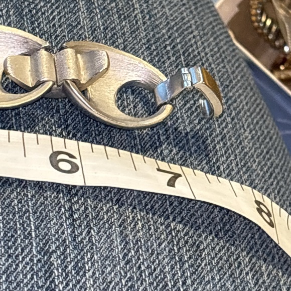 Vintage signed  Trifari gold and silver colored bracelet - Picture 5 of 9